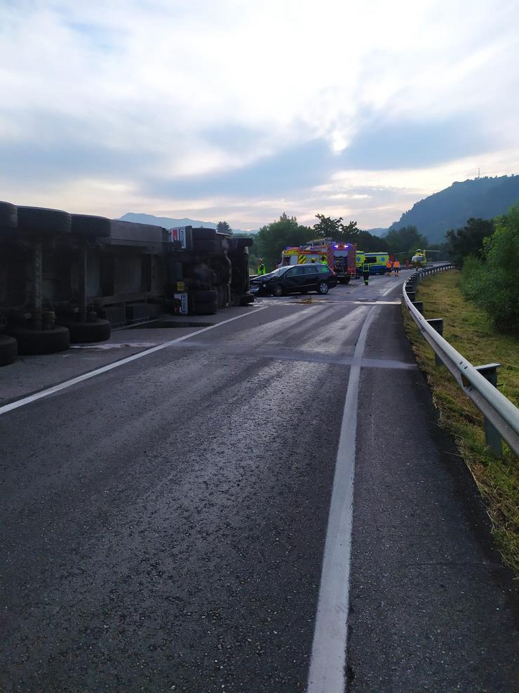 Morre o condutor dun camión que sufriu unha saída de vía en Vilamartín de Valdeorras (Ourense). GARDA CIVIL 