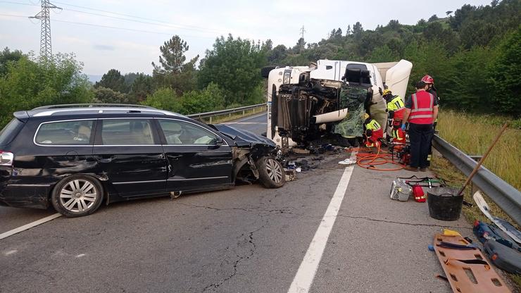 Morren dous condutores nunha saída de vía dun camión que esmagou un turismo en Vilamartín de Valdeorras. GARDA CIVIL 