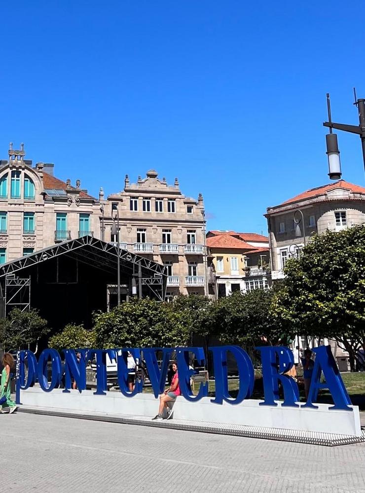 Letreiro de Pontevedra xunto á Praza da Ferrería, na cidade de Pontevedra / Europa Press - Arquivo