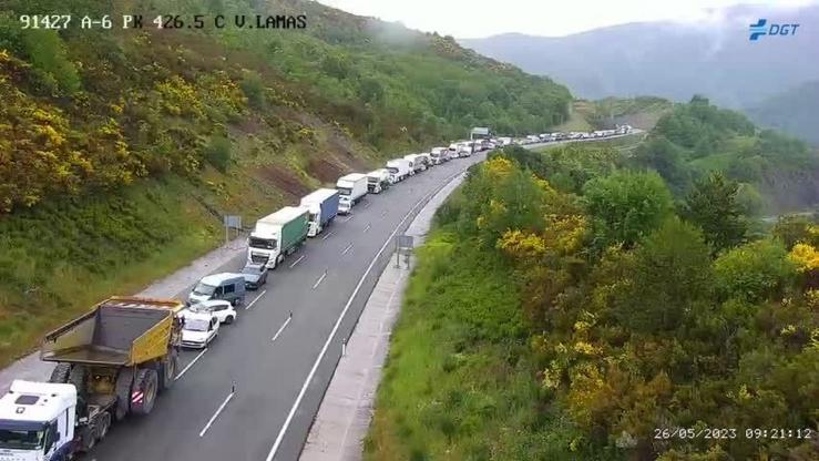 Retencións na entrada a Galicia por un accidente na N-6 en Vega de Valcarce / DGT