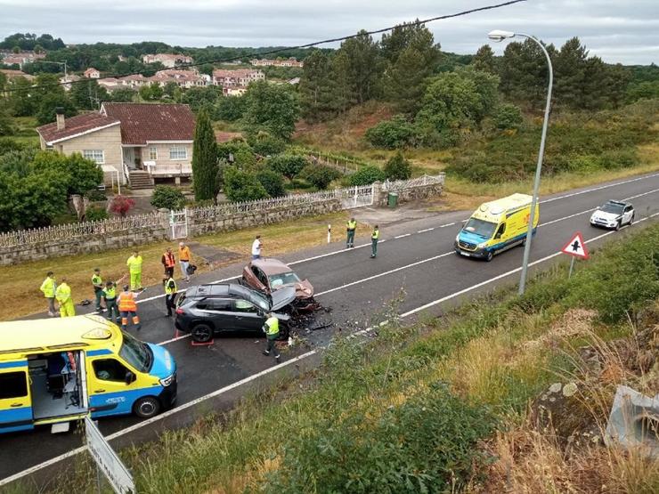 Tres feridos nunha accidente frontal entre dous coches no polígono de Chorente, en Allariz 