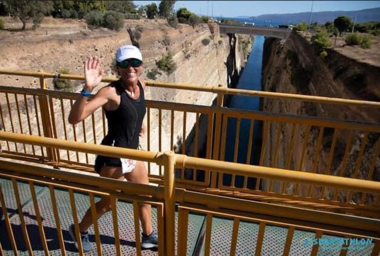 A ultrafondista Maite Rojo cruzando o Estreito de Corinto na mítica Spartathlon 