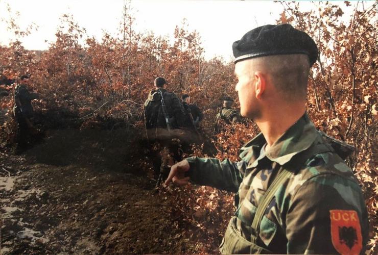 Roland Barterzko cando era combatente do Exército de Liberación de Kosovo / Foto cedida