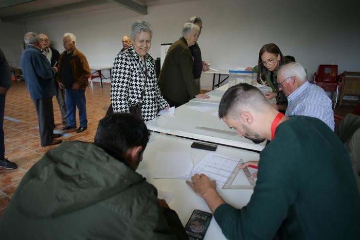 Varias persoas exercen o seu dereito a voto na mesa electoral do local parroquial de Recelle /  Carlos Castro