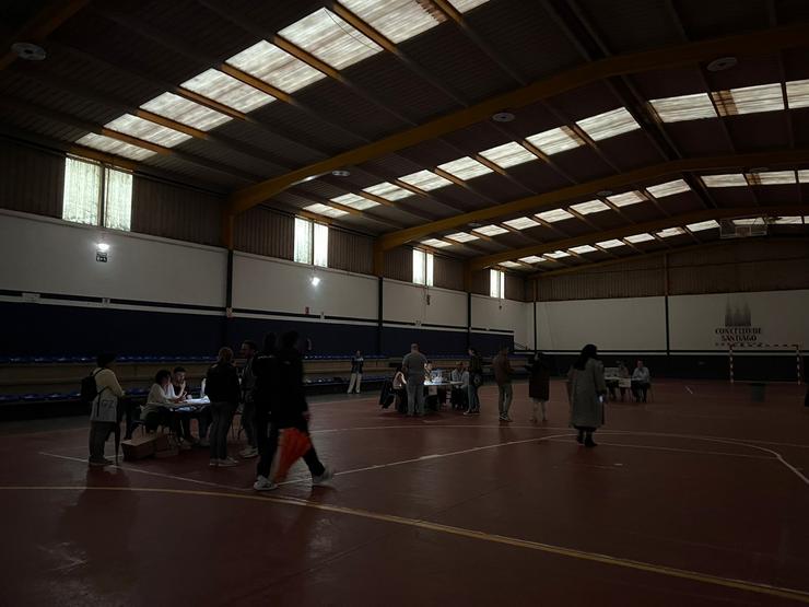 Colexio electoral de Lamas de Abade, en Santiago de Compostela, cos votantes ás escuras 