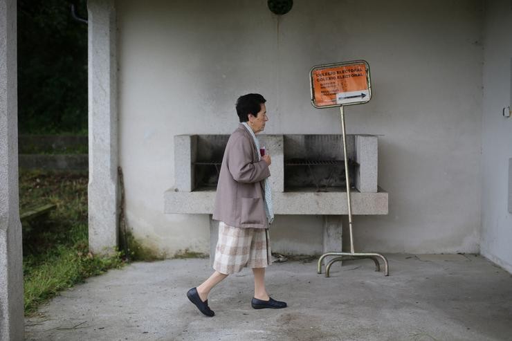 Unha persoa acode a exercer o seu dereito a voto na mesa electoral do local parroquial de Recelle, nunha mesa que agrupa a varias aldeas da contorna, a 28 de maio de 2023, en Portomarín, O Páramo, Lugo, Galicia.. Carlos Castro - Europa Press 