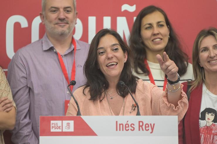A alcaldesa da Coruña e candidata socialista, Inés Rey, acompañada dos seus compañeiros e compañeiras de partido tras incrementar representación no consistorio coruñés 