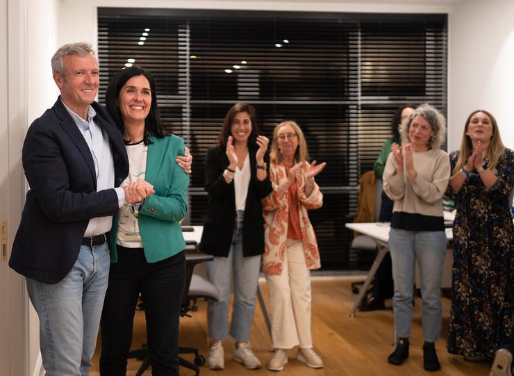 Rueda e Prado, xunto a outros dirixentes na sede do partido durante a noite electoral.. PPDEG / Europa Press