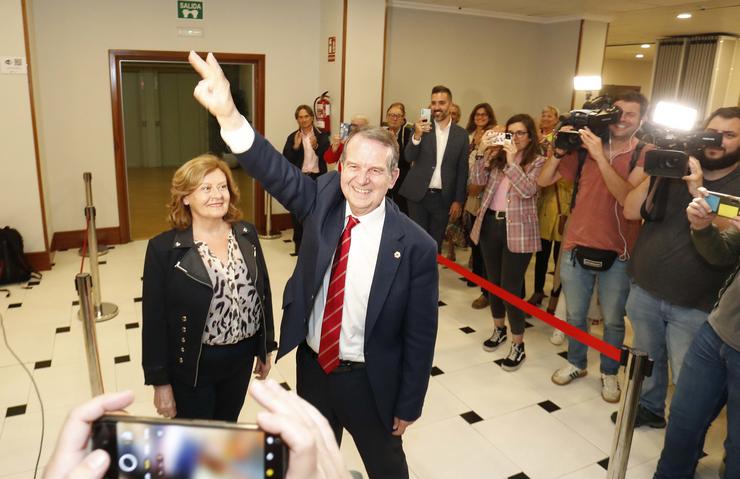 O alcalde de Vigo e candidato á reelección polo PSOE, Abel Caballero, xunto á súa muller Cristina Alonso /  Javier Vázquez - Europa Press