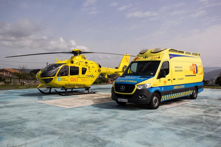Helicóptero e ambulancia do Urxencias Sanitarias 061 Galicia. / Europa Press 