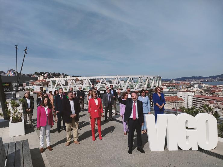 O alcalde de Vigo e candidato á reelección, Abel Caballero, xunto aos membros da súa lista electoral para os comicios do 28 de maio de 2023. / Europa Press