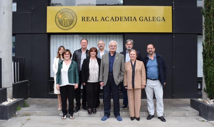 A Real Academia Galega e a Academia Valenciana da Llengua reúnense para buscar vías de colaboración comúns na defensa dos dous idiomas. RAG 
