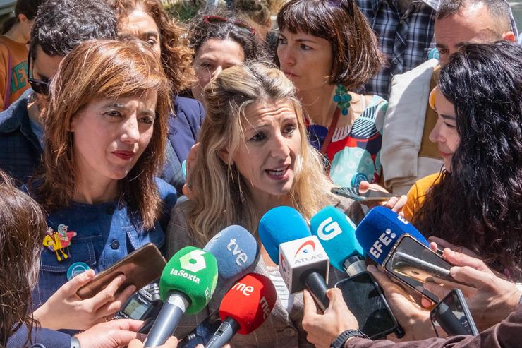 A vicepresidenta segunda e ministra de Traballo e Economía Social, Yolanda Díaz, ofrece declaracións aos medios durante as Festas da Ascensión, xunto con Marta Lois 