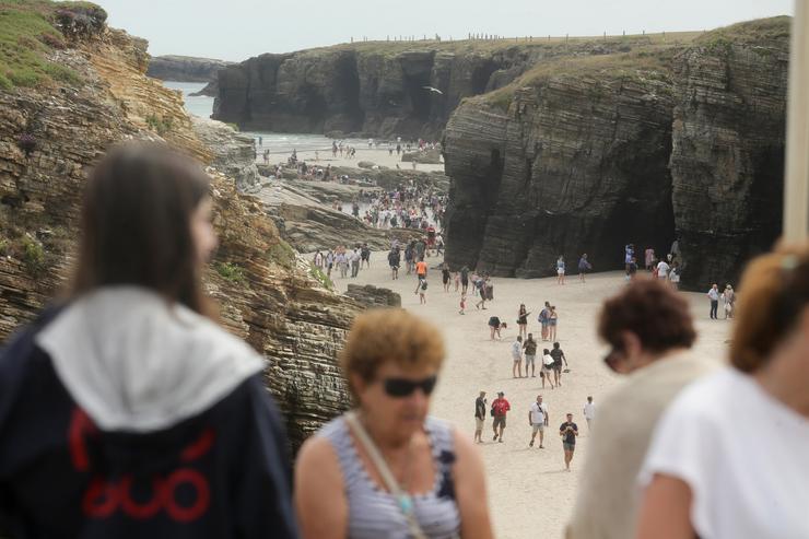 Arquivo - Varias persoas na praia das Catedrais. Carlos Castro - Europa Press - Arquivo 