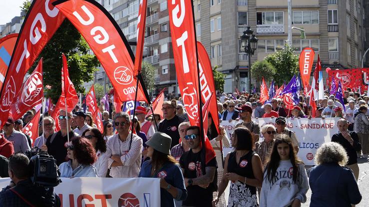 Decenas de persoas durante unha manifestación polo Día Internacional dos Traballadores, a 1 de maio de 2023, en Vigo 