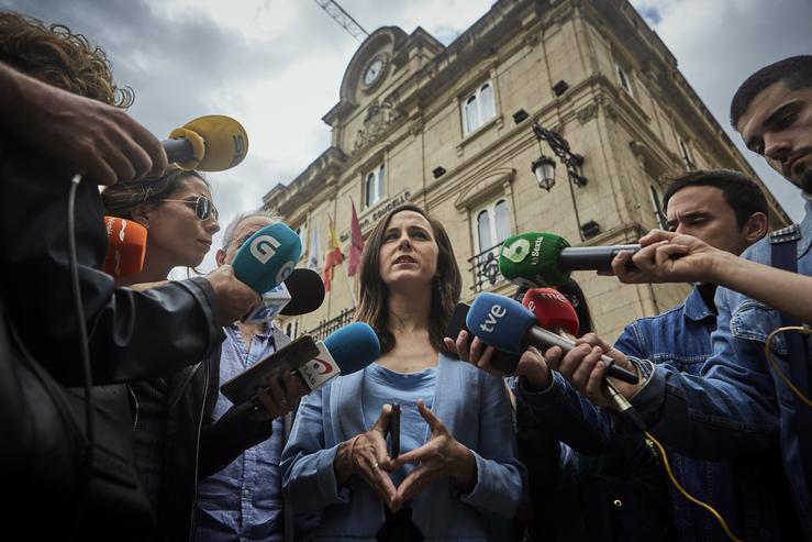 A ministra de Dereitos Sociais e Axenda 2030 e secretaria xeral de Podemos, Ione Belarra, atende a medios á súa chegada a Ourense 