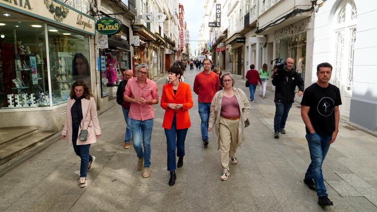 Ana Pontón pasea polo centro de Ferrol xunto ao candidato á Alcaldía da cidade naval, Iván Rivas. BNG / Europa Press