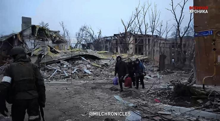 Fotograma dun vídeo obtivo por un canal de noticias de Rusia onde se observa a Artiom escapando dos bombardeos en Mariupol