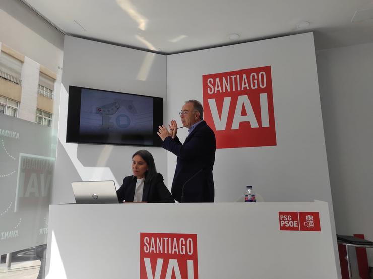 O candidato socialista ás municipais de Santiago, Xosé Sánchez Bugallo, xunto á súa número dous, Mercedes Rosón, no local de campaña. / Europa Press