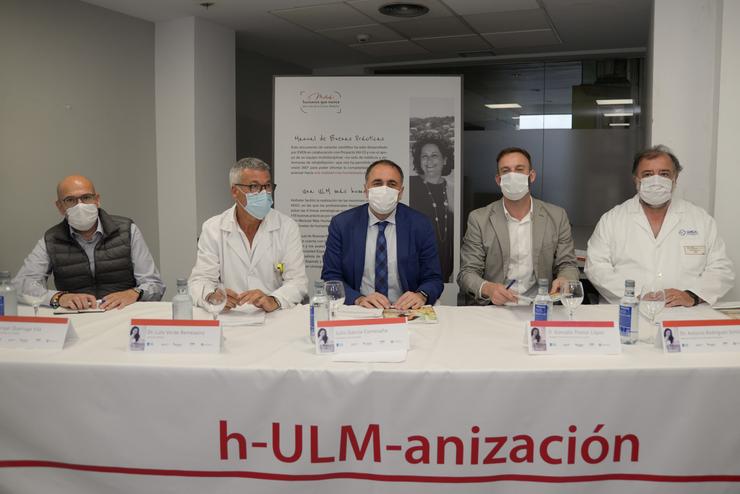 O conselleiro de Sanidade, Xullo García Comesaña, agarraches a unha xornada sobre a humanización na atención a lesionados medulares. CONSELLERÍA DE SANIDADE / Europa Press