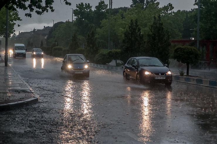 Varios coches circulan baixo a choiva, a 29 de maio de 2023, en Madrid (España). A Axencia Estatal de Meteoroloxía (Aemet) avisou da alerta laranxa en Madrid pola treboada que deixou varias incidencias na tarde de hoxe. As fortes choivas. Ricardo Rubio - Europa Press / Europa Press