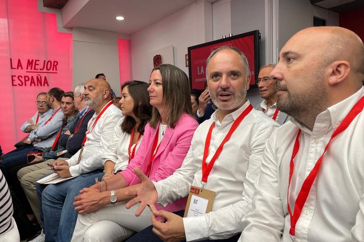 Cargos do PSOE, entre eles o secretario de Organización do PSdeG, José Manuel Lage Tuñas, no comité federal  para a aprobación de listas electorais. PSDEG / Europa Press