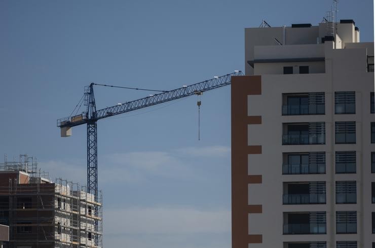 Un guindastre nunha zona de construción de edificios para vivendas 