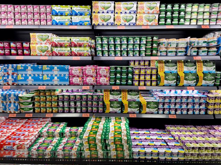 Sección de iogures e lácteos nun supermercado 