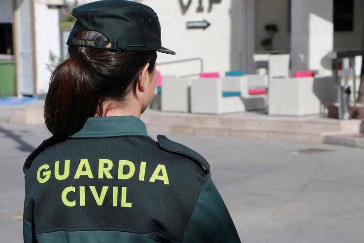 Unha axente da Garda Civil, de costas 