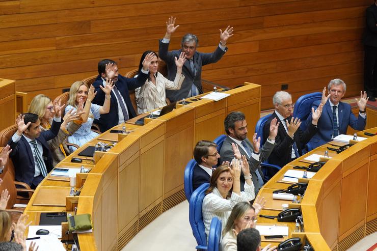 Sesión control Parlamento de Galicia no que os deputados aplauden en lingua de signos / ÁLVARO BALLESTEROS / Europa Press