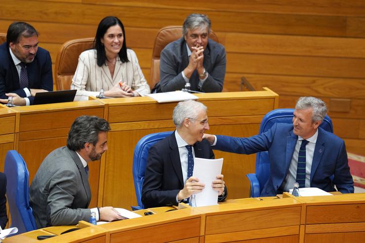 O presidente da Xunta de Galicia, Alfonso Rueda (1d), xunto ao conselleiro de Industria,  Francisco Conde (2d), durante unha sesión de control da cámara galega 