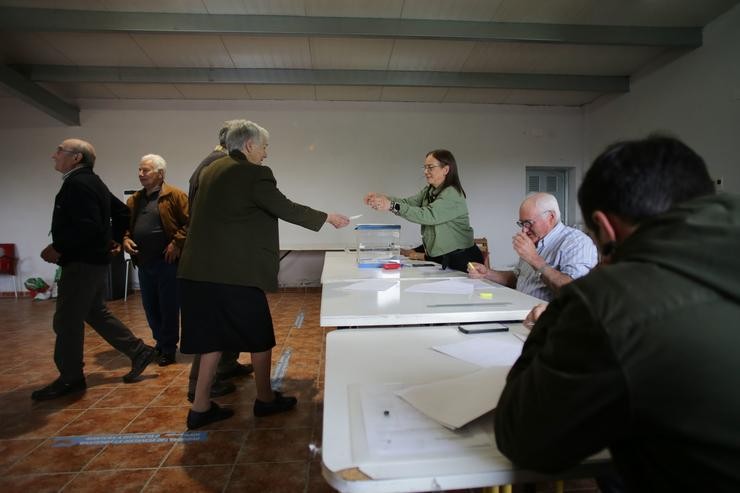 Varias persoas exercen o seu dereito a voto na mesa electoral do local parroquial de Recelle, nunha mesa que agrupa a varias aldeas da contorna 