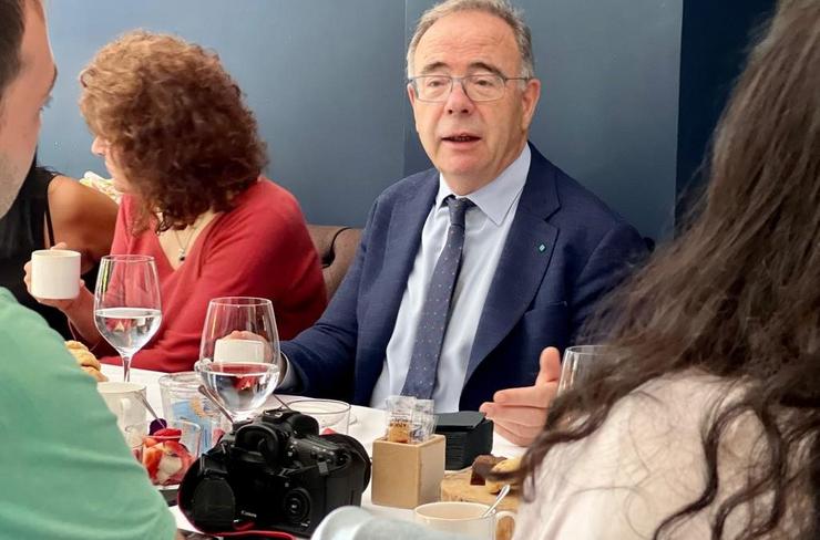 O alcalde de Santiago en funcións, Xosé Sánchez Bugallo, nun almorzo cos medios/ Europa Press