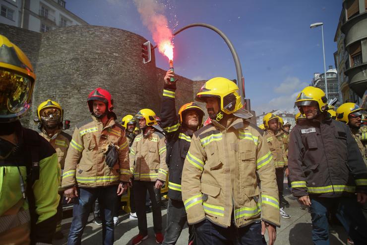 Un grupo de bombeiros de consorcios provinciais durante unha protesta ante a sede da Xunta, a 23 de maio de 2023, en Lugo, Galicia (España). Os bombeiros de consorcios provinciais maniféstanse en Lugo en defensa de melloras laborais e de dotación de. Carlos Castro - Europa Press 