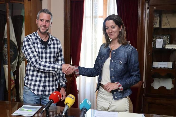 Lara Méndez e Rubén Arroxo, asinan o acordo de goberno de Lugo para o próximos catro anos. CONCELLO DE LUGO