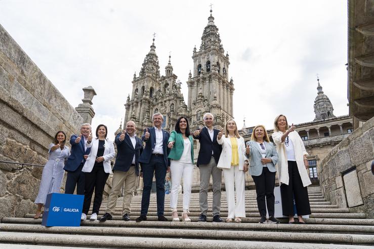O presidente da Xunta, Alfonso Rueda, xunto ás cabezas de listas do PP ao 23J polas provincias galegas, entre eles Miguel Tellado. PPDEG / Europa Press