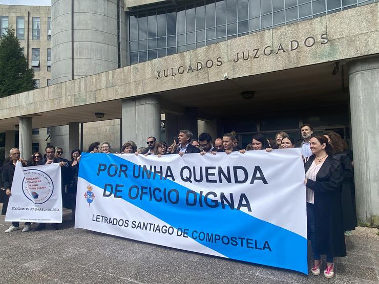 Protesta dos avogados da quenda de oficio diante dos Xulgados de Santiago.
