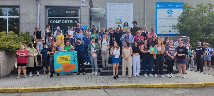 Protesta de profesores e alumnos no CIFP Compostelan, en Santiago, contra a oferta de FP presentada pola Xunta para o próximo curso.. CIG / Europa Press