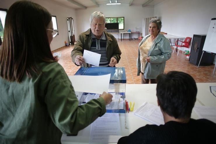 Varias persoas exercen o seu dereito a voto en Portosín / Carlos Castro - Europa Press