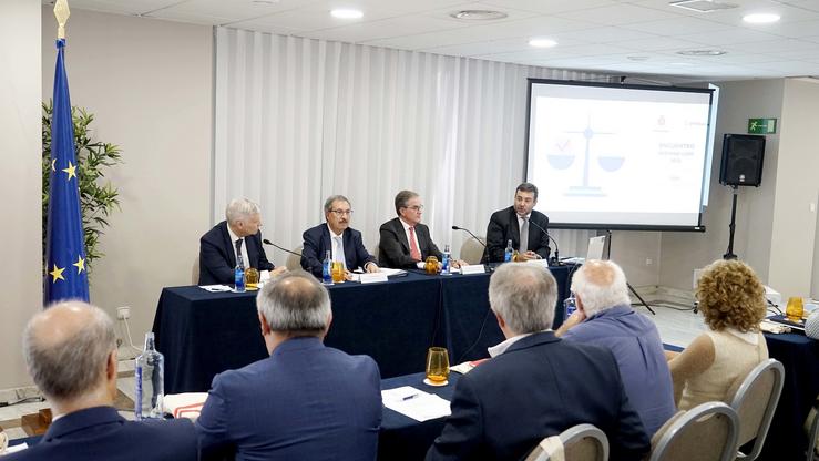 (I-D) O presidente do Tribunal dá Relação de Porto, José Manuel Igreja; o presidente do CGPJ p.s., o vogal Rafael Mozo; o presidente do TSXG, José María Gómez e Díaz-Castroverde e o director da Escola Xudicial do G,PJ, Jorge Jiménez,  en Vigo. Javier Vázquez - Europa Press / Europa Press