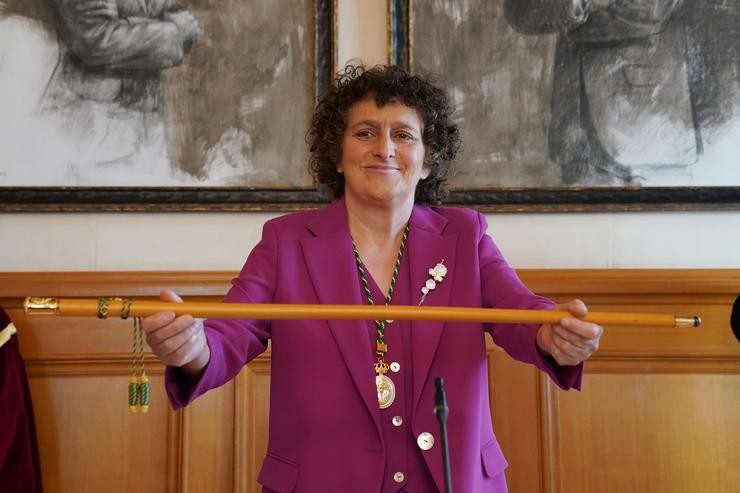 A alcaldesa de Santiago, Goretti Sanmartín (BNG), mostra o bastón de mando na sesión de constitución do Concello de Santiago de Compostela / Álvaro Ballesteros - Arquivo