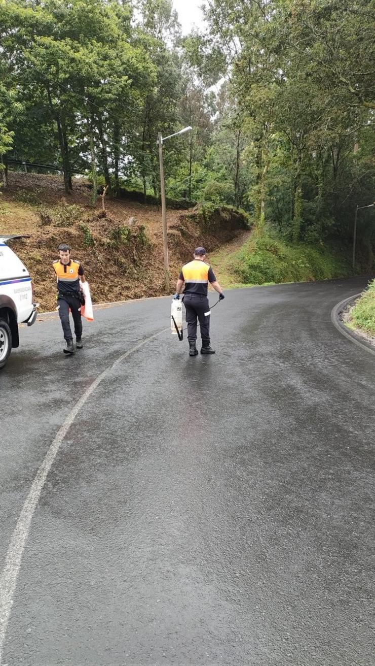 Voluntarios de Protección Civil realizan labores de limpeza nunha estrada de Pontevedra.. 112 GALICIA / Europa Press