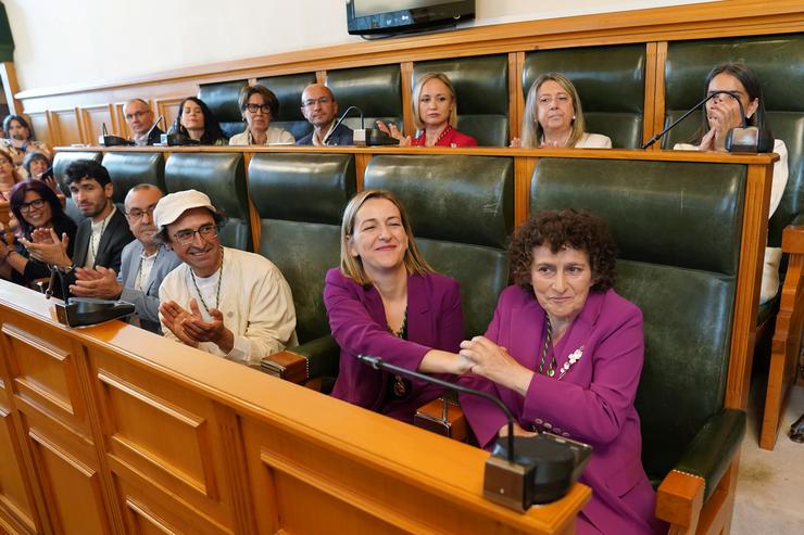 A alcaldesa entrante da cidade, Goretti Sanmartín (BNG) (d), na sesión de constitución do Concello de Santiago de Compostela, a 17 de xuño de 2023, en Santiago de Compostela. Álvaro Ballesteros - Europa Press / Europa Press