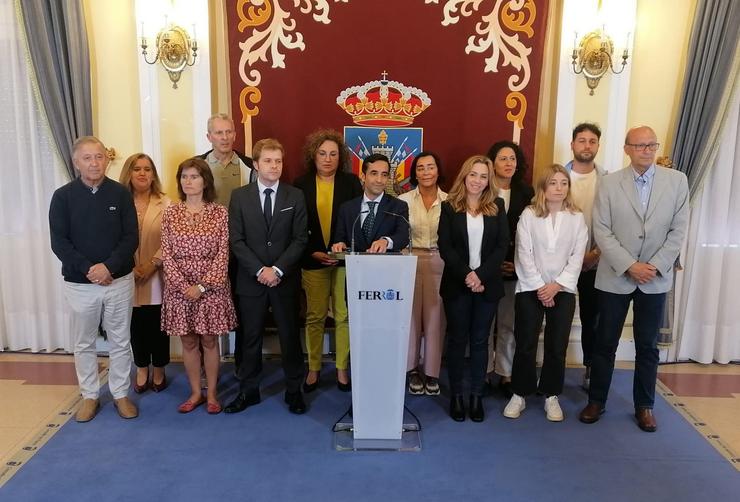 O alcalde de Ferrol, José Manuel Rey Varela, xunto aos doce membros do seu goberno / Europa Press / Europa Press