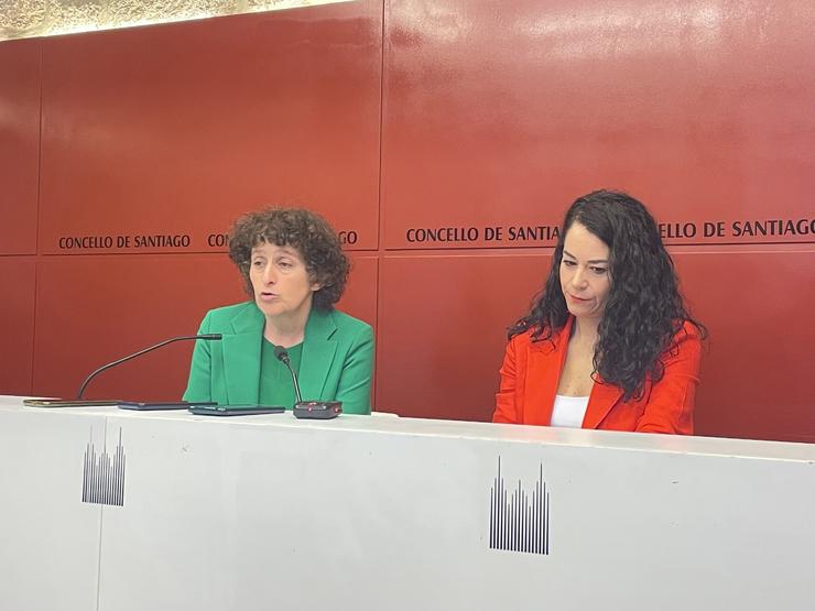 A alcaldesa de Santiago, Goretti Sanmartín, e a tenienta de alcaldesa, María Rozas, en rolda de prensa. / Europa Press