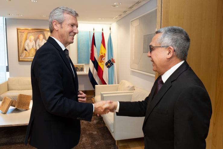 O presidente da Xunta reúnese co embaixador de Cuba en España 