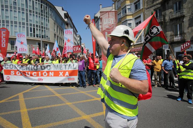 Traballadores do sector do metal suxeitan unha pancarta durante a terceira xornada da folga do metal /  Carlos Castro - Europa Press