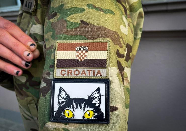 Nika amosando o escudo de Croacia do seu uniforme mentres loita na guerra de Ucraína 