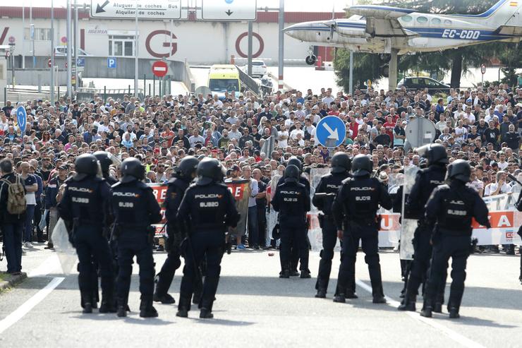 Policía fronte a centos de persoas que se manifestan durante o segundo día de paro da folga do metal.. Javier Vázquez - Europa Press
