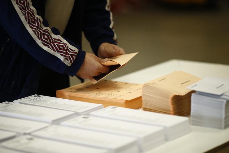 Arquivo - Un cidadán prepara o seu voto.. EUROPA PRESS - Arquivo / Europa Press